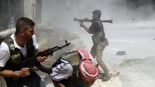 Angehörige der "Freien Syrischen Armee" kämpfen im August 2012 in Aleppo gegen Regierungstruppen