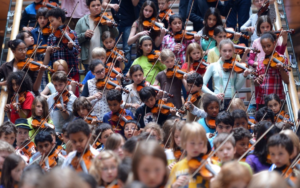 Kinder und Jugendliche musizieren in der Europa-Passage