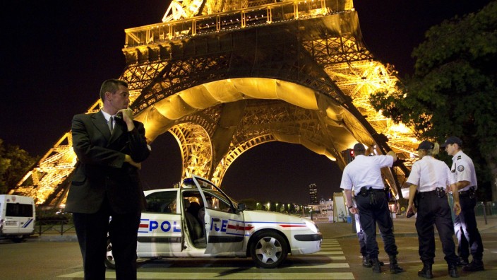 Archiv: Eiffelturm nach Bombendrohung evakuiert