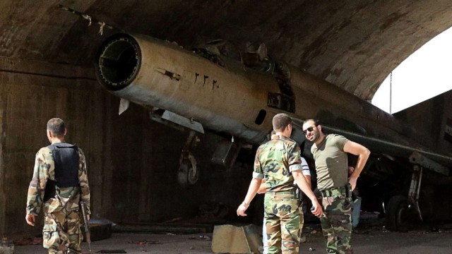 Militärische Unterstützung für Syriens Rebellen: Soldaten der syrischen Regierungstruppen stehen auf dem militärischen Flugplatz von Dabaa, nördlich der Stadt Kusair, die in der vergangenen Woche aus der Hand der Rebellen zurückerobert wurde