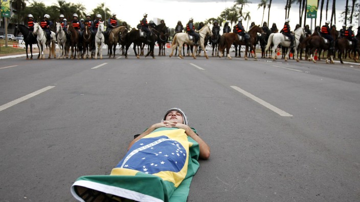 Ärger im WM-Austragungsland Brasilien: Protest in vollem Gang: In Brasilien sind längst nicht alle Menschen mit den kommenden Großereignissen einverstanden.