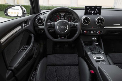 Über den sieben Zoll großen Hauptbildschirm lassen sich Navigations-, Entertainment- und Fahrzeugeinstellungen vornehmen. Erstmals in einem Audi können Parkplatzinformationen angezeigt werden. Mit bis