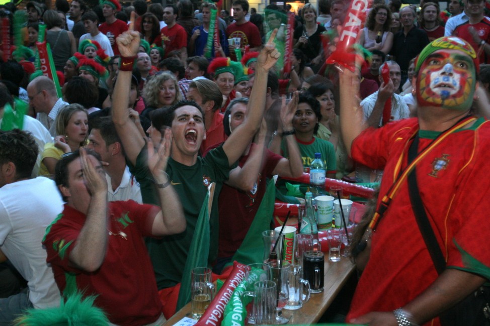 Portugiesische Fans während des Halbfinales bei der Fußball-WM 2006