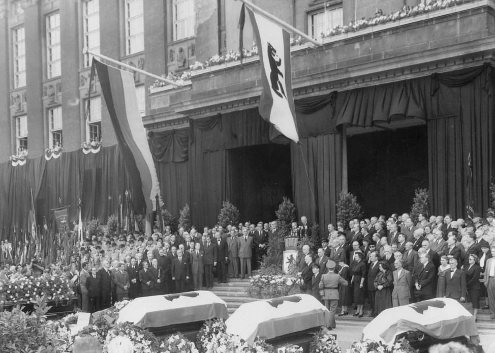 Trauerkundgebung vor dem Schöneberger Rathaus für die Opfer des 17. Juni 1953