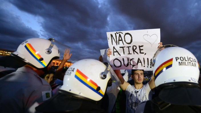 Massenproteste in Brasilien: Ein Student hält ein Schild mit der Aufschrift: "Nicht schießen, zuhören".