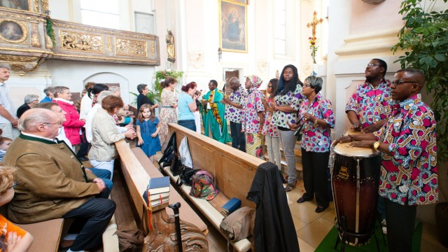 Zorneding: Messe in Sankt Martin mit Trommelbegleitung und Gesang. Foto: Peter Hinz-Rosin