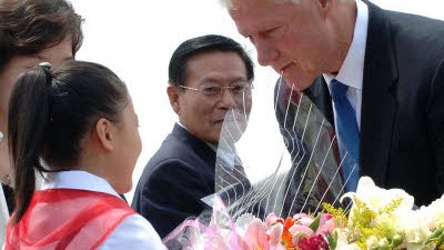 USA: Ex-Präsident in Nordkorea: Der ehemalige US-Präsident Bill Clinton bekam bei seiner Ankunft in Nordkorea Blumen überreicht. Sein Besuch weckt Hoffnung im Atomstreit - offiziell geht es jedoch um zwei inhaftierte US-Journalistinnen.
