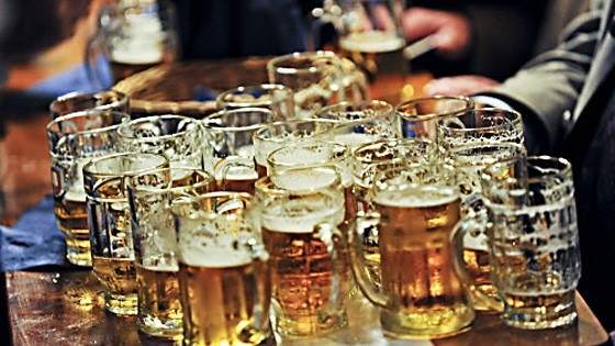 Moderater Alkoholkonsum: Ein Liter Bier übersteigt deutlich, was für Frauen und Männer pro Tag als moderat gilt