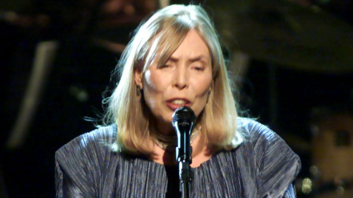 JONI MITCHELL SINGS AT TELEVISION TRIBUTE