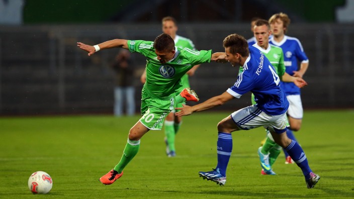 VfL Wolfsburg v Schalke 04 - A Juniors Championship First Leg