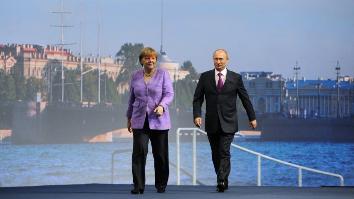 Wirtschaftsforum in Sankt Petersburg: Kanzlerin Angela Merkel war vor einem Jahr noch voller Optimismus zum Wirtschaftsforum mit Wladimir Putin nach Sankt Petersburg gereist.