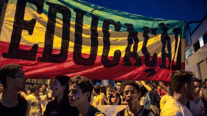 Proteste in Brasilien: Demonstranten in Belo Horizonte tragen ein Plakat mit der Aufschrift "Educação" (Bildung): Präsidenten Rousseff versuchte mit ihrer Fernsehansprache, auf die Menschen zuzugehen.