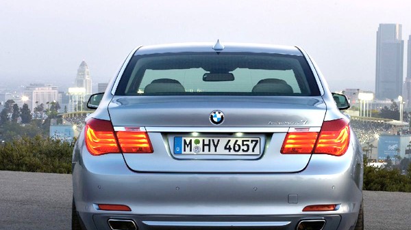 IAA 2009: BMW X6 und 7er Hybrid: Die schmale Aufschrift und ein besonderes Blau verraten den 7er BMW als Hybriden.