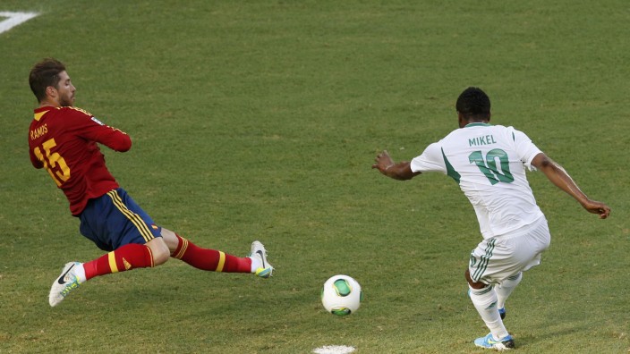 Nigerias John Obi Mikel scheitert am spanischen Verteidiger Sergio Ramos.
