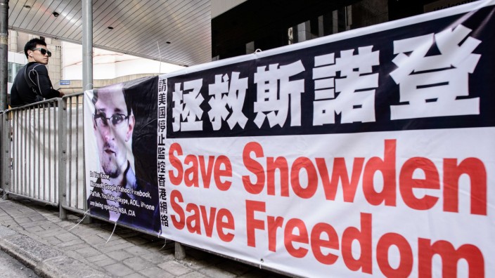 Prism-Leaker auf der Flucht: Passanten gehen in Hongkong an einem Plakat vorbei, das zur Unterstützung des NSA-Leakers Edward Snowden aufruft.