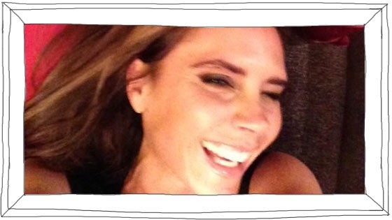 Promiblog zu Victoria Beckhams Miene: Sie kann doch lachen! Als Beweis veröffentlichte David Beckham dieses Foto seiner Ehefrau auf Facebook