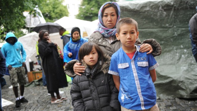 Flüchtlinge im Hungerstreik: Jetzt sind sie hier, wo sollen sie hin? Die Afghanin Hanifeh Wahafi und ihre beiden Kinder am Rindermarkt