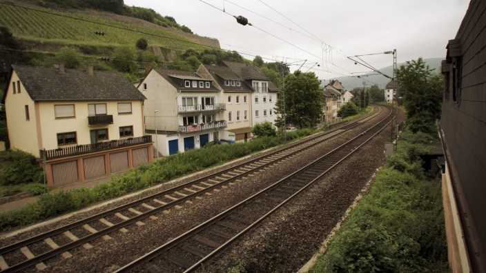 Bahnstrecke im Rheingau nach Unfall gesperrt