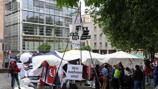 Flüchtlinge im Hungerstreik: Die Flüchtlinge protestieren gegen die aus ihrer Sicht unwürdigen Bedingungen.