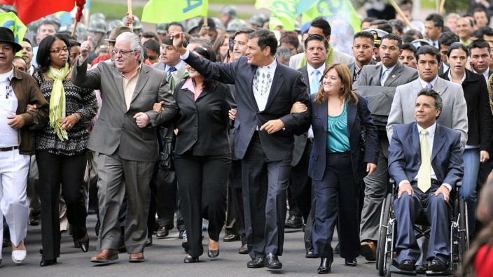 Zufluchtsort für Assange und Snowden: Rafael Correa, der Präsident von Ecuador in mitten seiner Parteimitglieder