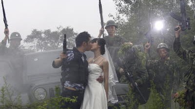 Heiraten in China: Heiraten zwischen Gewehren: In China werden Hochzeiten im Military-Stil immer beliebter.