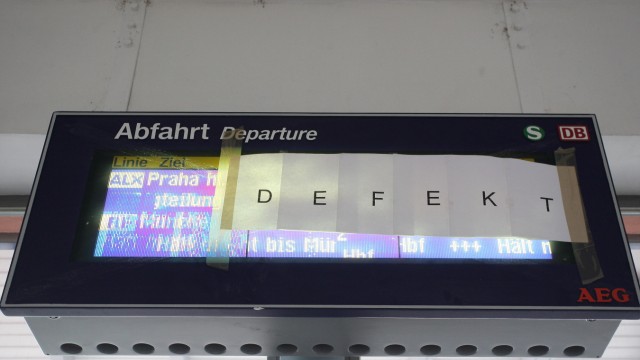 Am Freisinger Bahnhof: Die Anzeigentafel in der Bahnhofshalle ist seit Monaten defekt. Reisenden ist es ein Rätsel, warum man sie nicht einfach reparieren kann.
