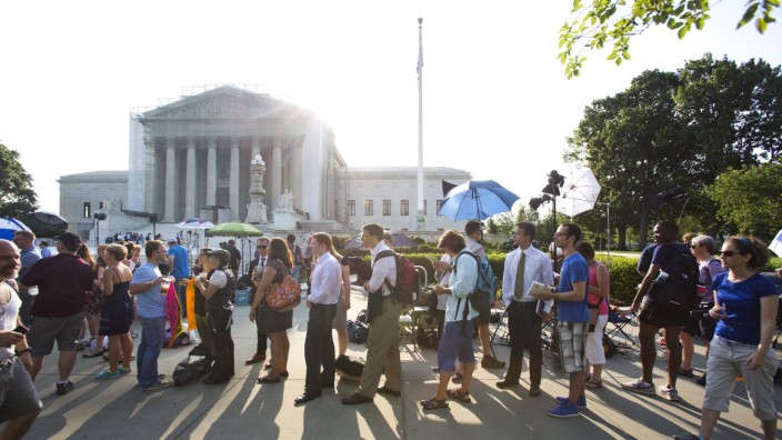 Amerikanische Bürger warten vor dem Supreme Court in Washington auf das Urteil zur Homo-Ehe.