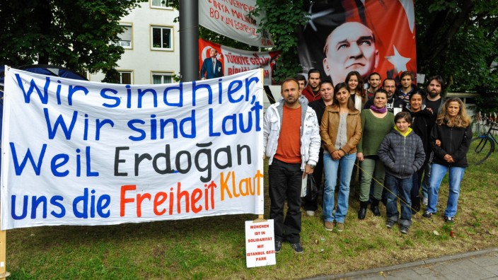 Türken protestieren in München: Die Münchner Unterstützer der Istanbuler Demonstranten halten vor dem türkischen Generalkonsulat in Nymphenburg die Stellung.