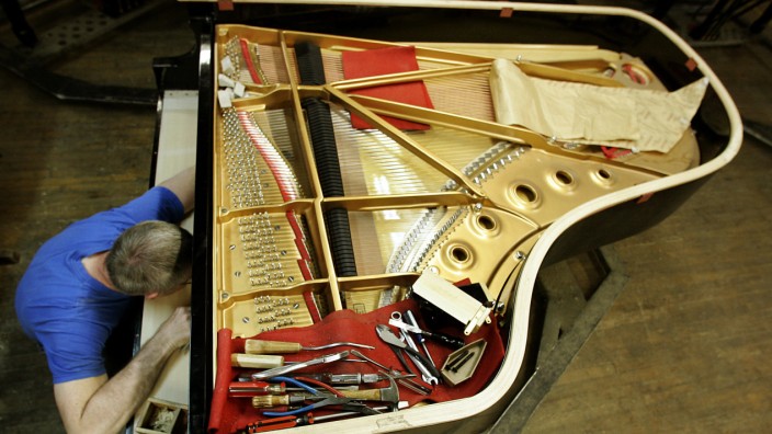 Legendäre Instrumentefirma: Techniker repariert eines der legendären Steinway & Sons