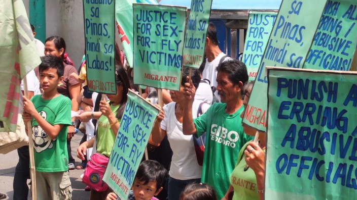 Philippinische Wanderarbeiterinnen: Philippiner demonstrieren in Manila gegen "Sex-for-Fly". So nennen sie die Praxis der Beamten, Heimflug-Tickets im Ausland nur gegen Sex auszustellen.