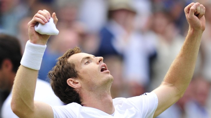 Viertelfinale in Wimbledon: Andy Murray jubelt nach seinem Fünfsatzsieg.