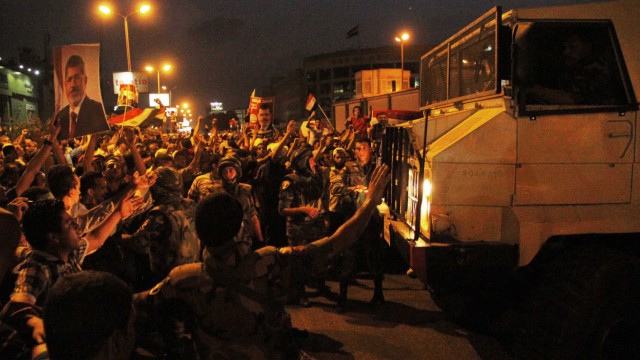 Soldaten halten Mursi-Anhänger in Schach