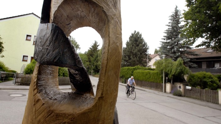 Erding: In der Schulstraße in Fraunberg steht jetzt die Skulptur des Künstlers Wolfgang Fritz, auch hier fahren die Radler am Samstag entlang.
