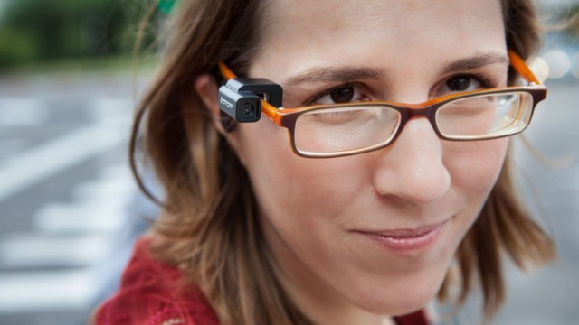Sehhilfe: Liat Negrin beim Praxistest: Ihr künstliches Auge hängt am Brillenbügel. Ein dazu gehörender Mini-Computer steckt in der Tasche.