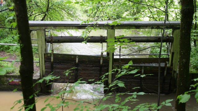 Beim Hochwasser: Unbekannte haben während des Hochwassers diese Schleuse am Veitshof mit einem Werkzeug geöffnet.