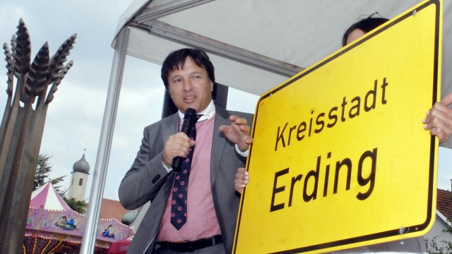 Erding: Diese Schilder werden nicht mehr gebraucht, sie wurden am Sonntag versteigert. Erding ist nun Große Kreisstadt und Max Gotz Oberbürgermeister.