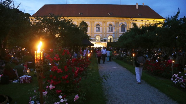 Dachau: Blütenpracht in der Abendsonne: Eine gelöste, heitere Stimmung wehte beim Barockpicknick im Hofgarten des Dachauer Schlosses über die Rosen und den anderen duftenden Blumen.