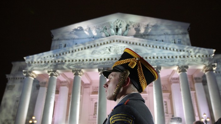Krieg in der Ukraine: Die Staatsmacht und die Kunst: Das Bolschoi-Theater mit einem russichen Soldaten bei der Wiedereröffnung 2011.