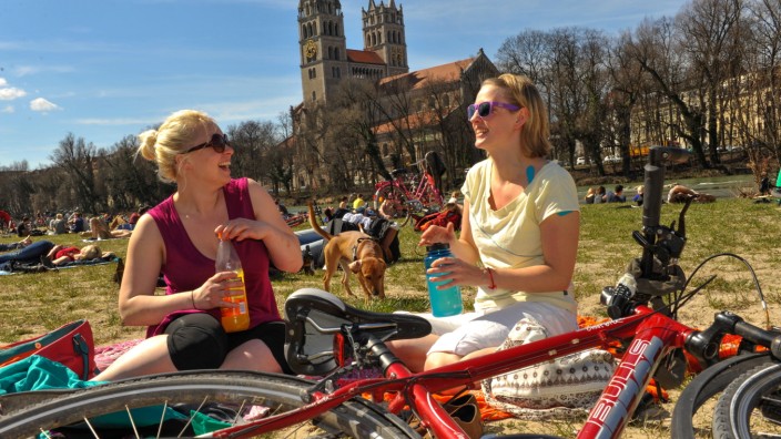 Studie zum Krankenstand: Mit dem Fahrrad an die Isar, Sonne und bloß kein Handy: Wer in München lebt ist potentiell gesünder als andere.