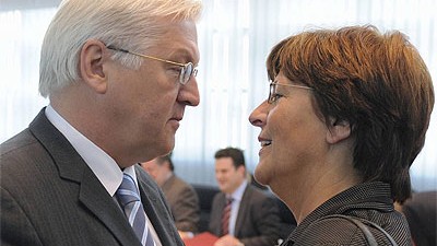 Dienstwagen-Affäre: Rückendeckung für Ulla: Frank-Walter Steinmeier hält die neuen Vorwürfe gegen die Gesundheitsministerin für "scheinheilig".