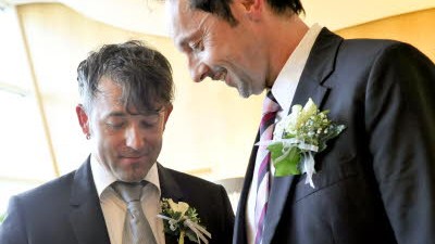Homo-Ehe: Überglücklich: Altenpfleger Michael Titze und Personal-Trainer Heiko Czichoschewski (rechts) beim Ringtausch im Münchner Standesamt.