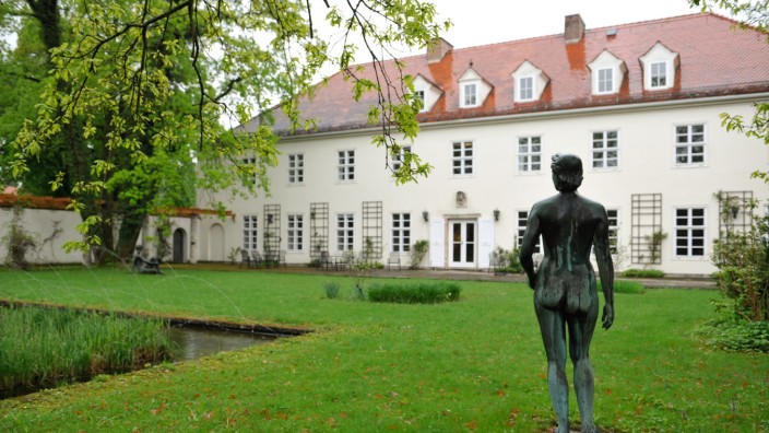 Geheimdienst: Das Areal in Pullach umfasst auch einige historische Gebäude, auch aus der NS-Zeit. Das früher als 'Villa Bormann' bezeichnete Stabsleiterhaus wurde zwischen 1936 - 1940 vom Architekten Roderich Fick erbaut.