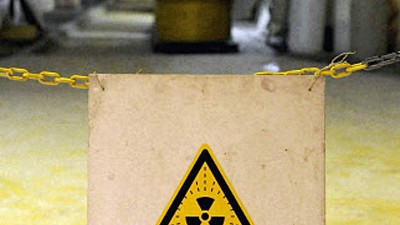 Neue Kriterien: Achtung radioaktiv: Ein Warnschild im maroden Atomendlager Asse.