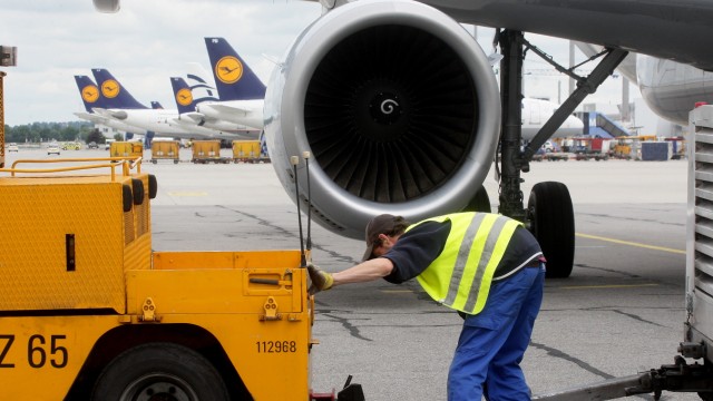 Geringverdiener und Minijobber: Insgesamt 32000 Menschen haben 2012 am Münchner Flughafen gearbeitet. Das Problem: Die Jobs, die hier vergeben werden, werden höchst unterschiedlich vergütet.
