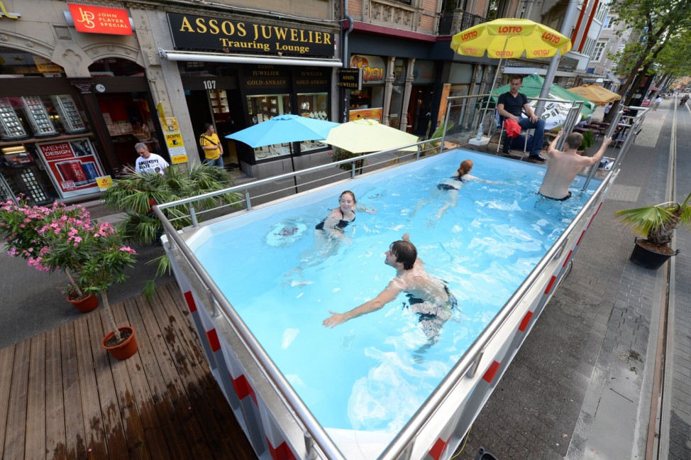Mobiler Swimmingpool auf der Straße