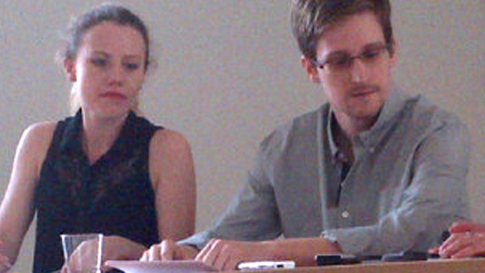 Snowden-Vertraute Harrison in Berlin: Am Moskauer Flughafen: Sarah Harrison mit Whistleblower Edward Snowden.
