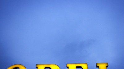 Zukunft des Autoherstellers: Ein Opel-Schriftzug leuchtet in Köln auf dem Dach eines Autohändlers.