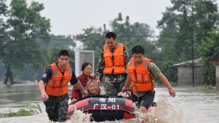 Süd- und Zentralchina: Rettungskräfte sind in der südwestchinesischen Provinz Sichuan im Einsatz.