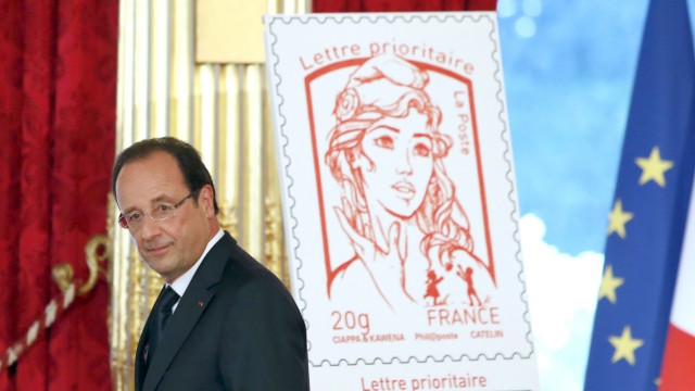 Femen-Aktivistin als französische Nationalheldin: Am vergangenen Sonntag im Élysée-Palast: Anlässlich des Nationalfeiertags enthüllt Frankreichs Präsident François Hollande die neue Nationalbriefmarke.