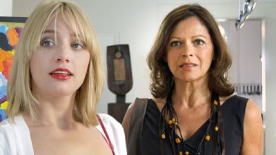Zum Montagskino der ARD: Moderne Kunst ist eklig und schmutzt: Marietta (Jytte-Merle Böhrnsen) und Mona (Angela Roy, r.) in der ARD-Serie "Geld.Macht.Liebe.".